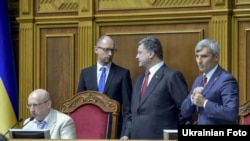 Ուկրաինայի նախագահ Պետրո Պորոշենկոն, Ռադայի նախագահ Ալեքսանդր Տուրչինովը և վարչապետ Արսենի Յացենյուկը Գերագույն ռադայում, Կիև, արխիվ