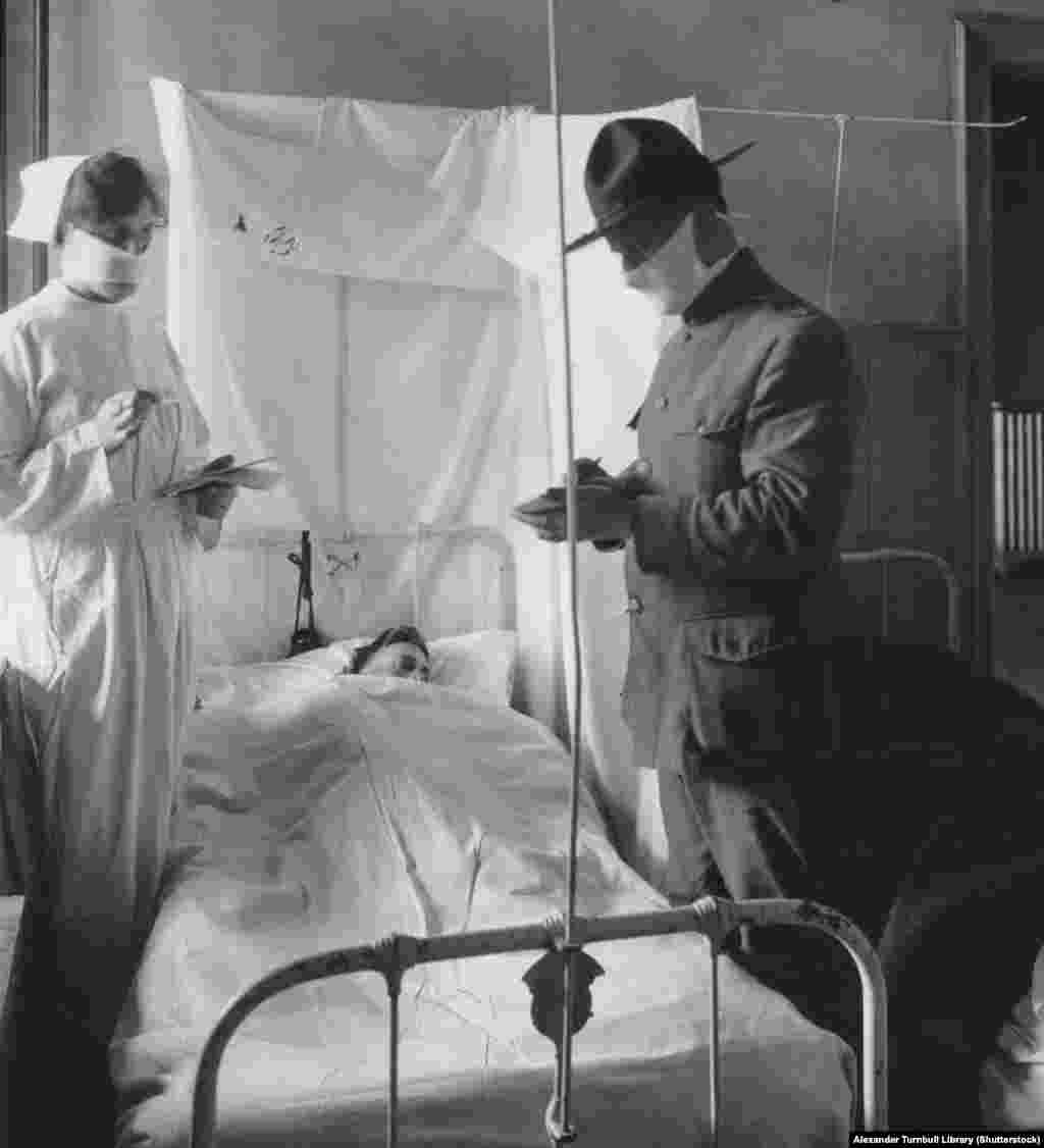 Un tânăr grav bolnav în Statele Unite, în noiembrie 1918 Se crede că virusul a declanșat o reacție a sistemului imunitar atât de puternică încât pacienții au fost uciși chiar de anticorpii proprii. 