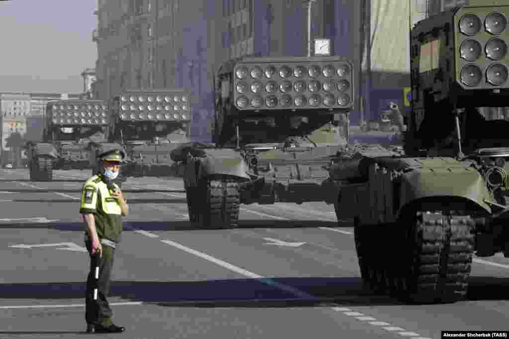 В маске на московском параде был регулировщик.