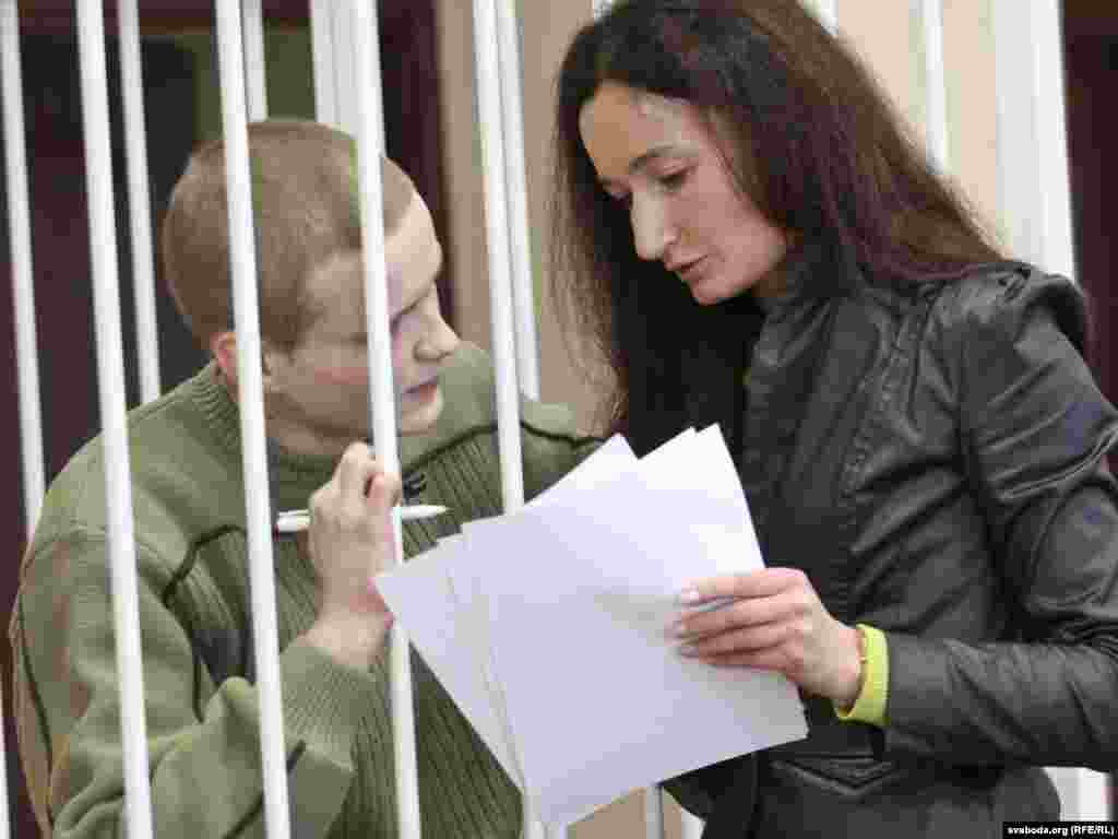 Мікіта Ліхавід з адвакаткай Дар'яй Ліпкінай -