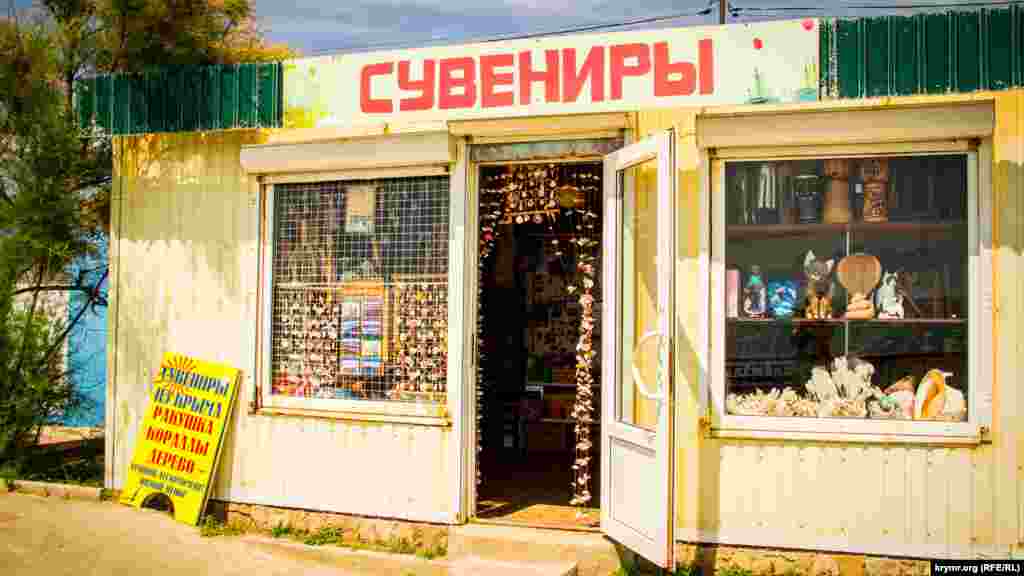 Сувениры – ракушка, кораллы, дерево – пока без клиентов