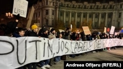 Протестувальники в Бухаресті кілька днів мітингували проти Келіна Джорджеску, багато хто звинувачував президента Росії Володимира Путіна у втручанні у внутрішні справи Румунії