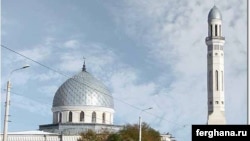 Белгисиз куралчан топ менен милиция күчтөрүнүн ортосундагы атышуу Ташкенттеги ушул "Кукча" мечитинен алыс эмес жерде жүргөн. 