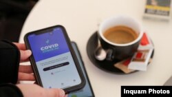 Verificarea certificatelor verzi devine o misiune imposibilă în unele cazuri pentru vânzători, care spun că acest lucru ar trebui făcut de autorități. Imagine generică din Timișoara, septembrie 2021. 