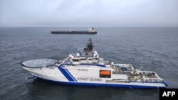 Brod finske obalske straže i tanker "Eagle S" s ruskom naftom, 26. decembar 2024.