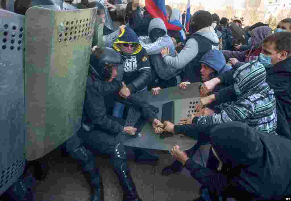 Столкновения митингующих с милицией при попытке ворваться в здание областной администрации 