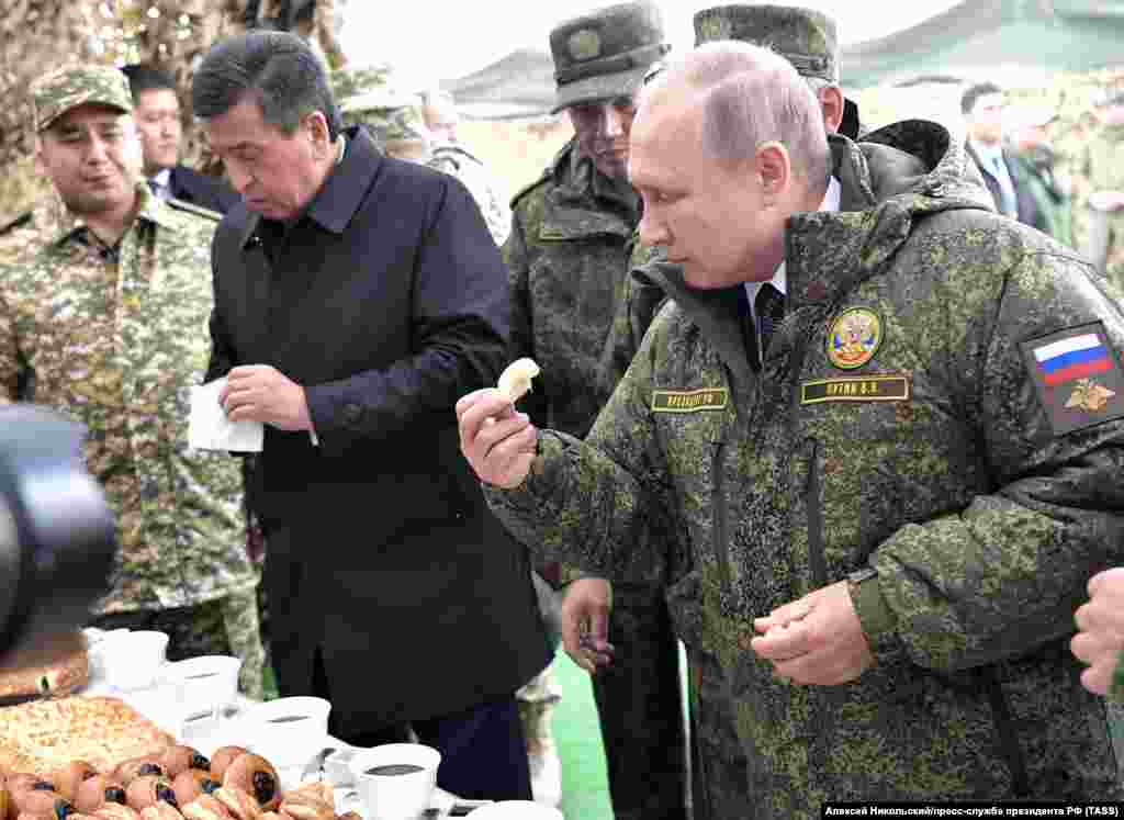 Президент Кыргызстана Сооронбай Жээнбеков (слева) и президент России Владимир Путин во время перерыва на обед после наблюдения за маневрами. Жээнбеков был единственным зарубежным лидером, присутствовавшим на учениях.