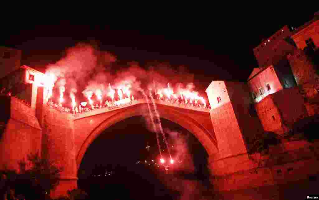 Skokovi sa bakljama dio su tradicionalnog natjecanja u Mostaru, 28. juli 2013. Foto: REUTERS / Dado Ruvić