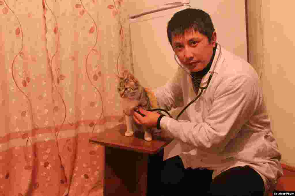 Эргешбаев Улан Аксы районунун Каражыгач айылында ветеринардык дарыгер болуп иштейт. Сүрөттү Темирбекова Бегимай тартты.