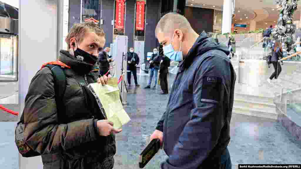 На вході до ТРЦ охоронці перевіряють наявність сертифікатів чи негативних тестів у відвідувачів