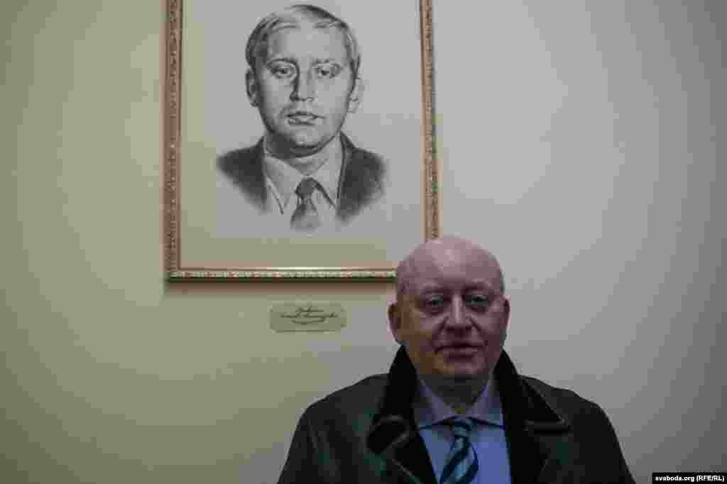 Аляксей Крыўдзенка каля свайго партрэта. Ён быў першым сакратаром ЦК ЛКСМБ у 1990–1991 гадах