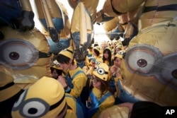 Prețul unui costum de minion variază între 50 și 300 de lei.