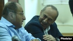 Armenia -- Former President Robert Kocharian (R) talks to his lawyer Hayk Alumian during his trial, Yerevan, October 7, 2019.