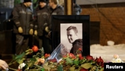 Oamenii depun flori la mormântul politicianului rus de opoziție Alexei Navalnîi, de la cimitirul Borisovskoye din Moscova, pe 1 martie.