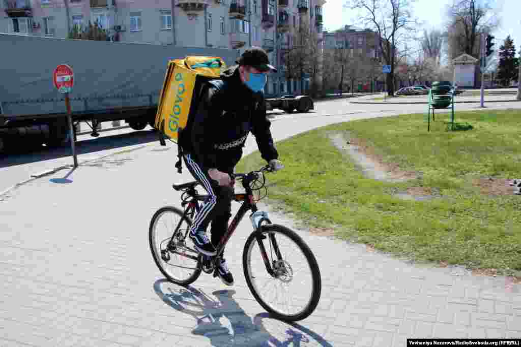 На вулицях побільшало велокур’єрів