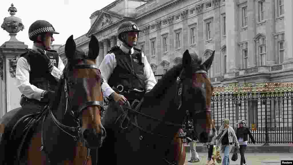 Konjički policajci patroliraju ispred Bakingemske palate u Londonu 16. maja 2011. Irski militanti koji se protive mirovnom procesu sa Britanijom upozorili su na bombu u centru Londona u ponedeljak, dan pre nego što je kraljica Elizabeta trebalo da doputuje u istorijsku posetu Irskoj 
