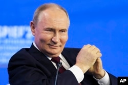 Владимир Путин по време на пленарната сесия на Международния икономически форум в Санкт Петербург, 7 юни 2024 г.