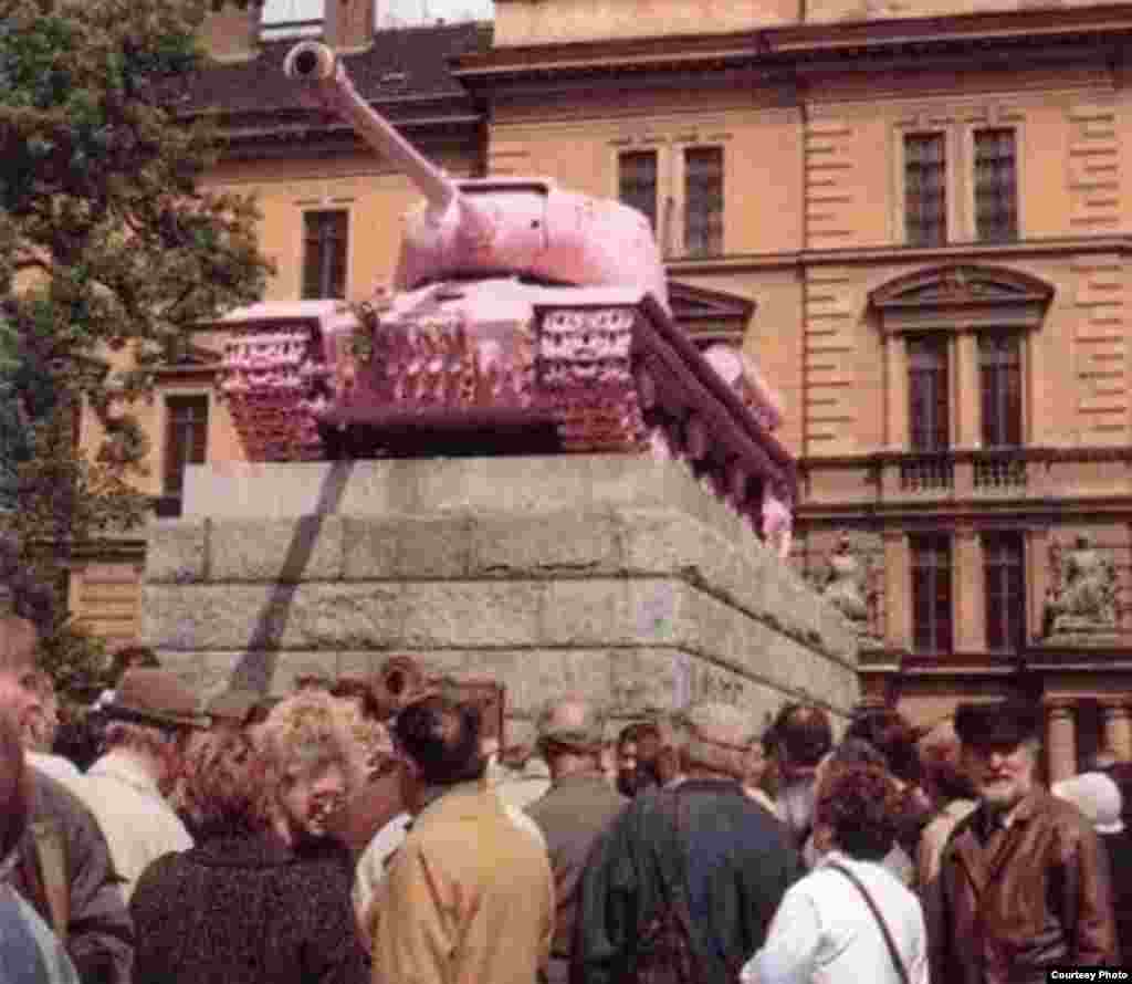 Памятник советским танкистам перекрашен в розовый цвет. Прага, 28 апреля 1991 года. Миф советской пропаганды разрушен.