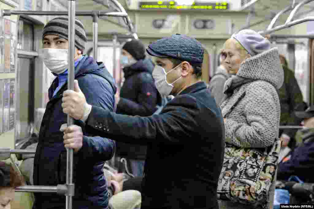 Деякі люди носять захисні маски, користуються громадським транспортом. ВООЗ заявила, що кількість зареєстрованих випадків коронавірусу в Білорусі «швидко зростає». Станом на 23 квітня було зареєстровано 8022 випадки захворювання на COVID-19, 60 людей померло, але деякі білоруські лікарі вважають, що реальні цифри можуть бути в чотири-п’ять разів більшими