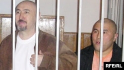 Арон Атабек (слева) и Курмангазы Утегенов во время суда по Шаныракским событиям. Алматы, октябрь 2007 года.