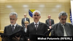 Mirsad Kebo (L), Živko Budimir (C) and Svetozar Pudaric (D) polažu zakletvi 17. marta 2011. godine