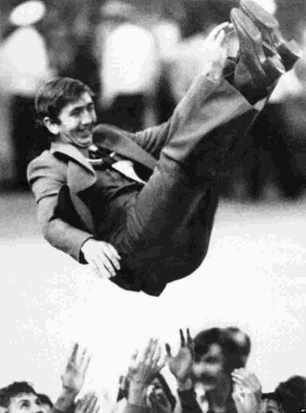 Sovjetski odbojkaški trener Vjačeslav Platonov nakon što je njegov tim pobijedio Bugarsku u meču za osvajanje zlata.&nbsp;