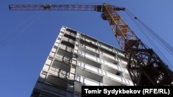 Бишкекте салынып жаткан көп кабаттуу үйлөрдүн бири. Архив.