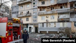 Рятувальники на місці влучання російського дрона в Києві, 23 березня 2025 року