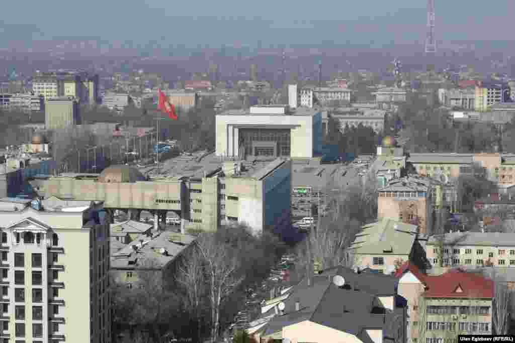 Борбордук “Ала-Тоо” аянтынын “Россия” бизнес-борборунун 18-кабатынан карагандагы көрүнүшү.