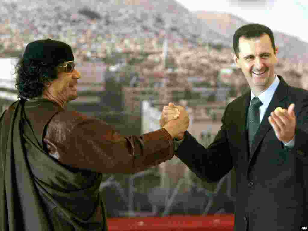 Март 2008. Дамаск. Открытие саммита Лиги арабских государств. Каддафи и сирийский лидер Башар Асад. В Сирии антиправительственные протесты 2011 года жестоко подавляются военными и спецслужбами.