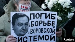 Portretul lui Serghei Magnițki, la un protest anti-Kremlin, în 2012, după moartea avocatului care a dezvăluit o schemă de fraudare a statului rus înainte de a fi dus la închisoare, unde a murit, înainte de a fi judecat