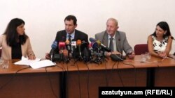 Վենետիկի հանձնաժողովի անդամները մամուլի ասուլիսի ժամանակ, 25-ը օգոստոսի, 2015թ.