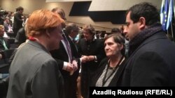 Həbsdə olan jurnalist Xədicə İsmayılın anası Elmira İsmayılova Helsinkidə Finlandiyanın keçmiş prezidenti Tarja Halonenlə görüş zamanı