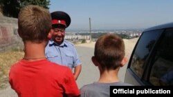 Милиция кызматкерлери “Кайырчы” рейдин өткөрүп жаткан учуру. Чүй, Кыргызстан. Архив. 