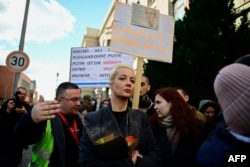 Iulia Navalnaia, văduva defunctului lider al opoziției de la Kremlin, Alexei Navalnîi, participă la un miting în fața ambasada Rusiei la Berlin, unde alegătorii s-au aliniat pentru a vota la alegerile prezidențiale din Rusia din 17 martie 2024.