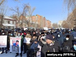 Орол шаарындагы уруксат кылынган нааразылык жыйынында "Назарбаев - диктатор" деген көрнөк да көтөрүлүп турду. 2021-жылдын 28-февралы.