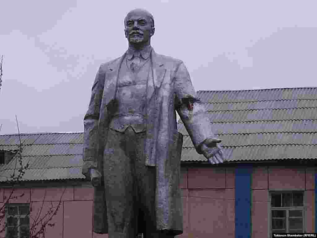 Нарын. В 2008 году его перенесли к зданию педагогического училища