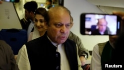 نواز شريف په ابوظبۍ کې په جهاز کې خبرې کوي