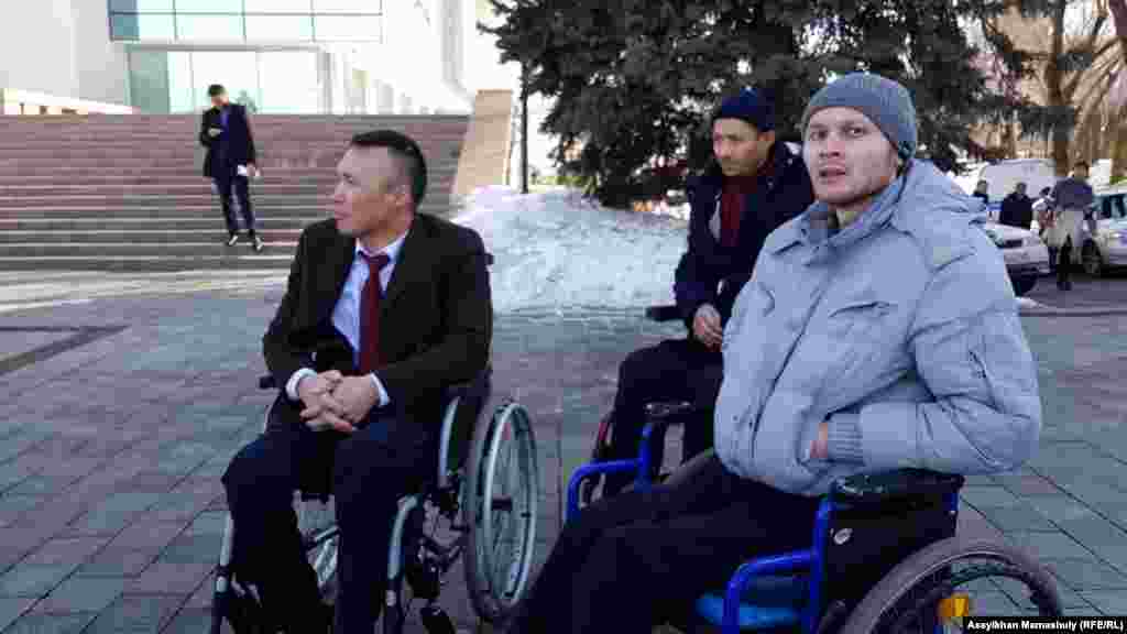 Жители Алматы, которые не смогли попасть на встречу с акимом Бауыржаном Байбеком. Алматы, 20 февраля 2019 года. 