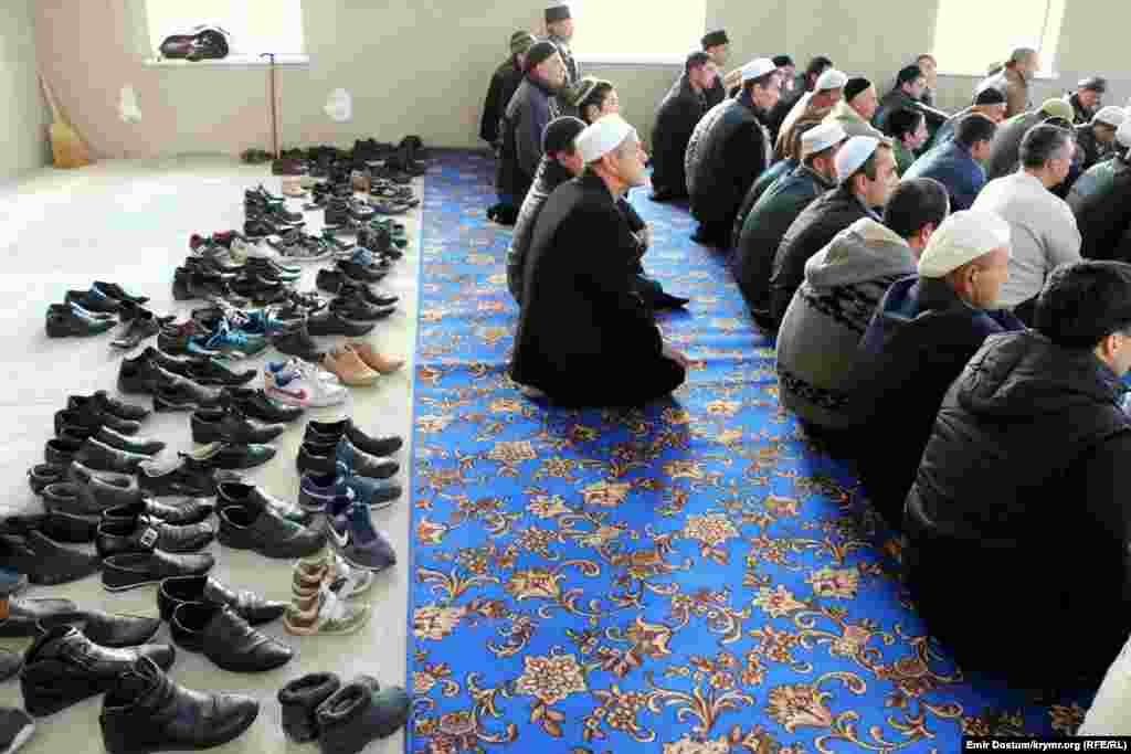 Внутри культового здания прошел первый намаз по случаю мусульманского праздника жертвоприношения Курбан-Байрам. 