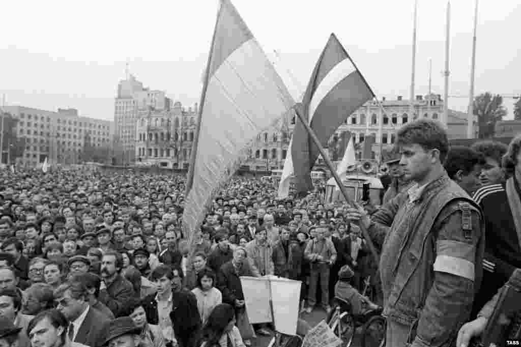 Демонстрация в Киеве, организованная Украинским народным движением. 23.10.1989. - Демонстрация в Киеве, организованная Украинским народным движением за перестройку (РУХ) в поддержку национального возрождения и независимости, 23 октября 1989 года. 