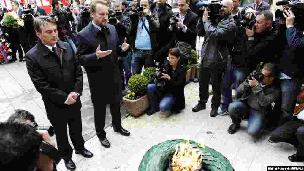 A delegation from the city of Sarajevo, citizens, and state officials, along with guests, laid flowers at the Memorial Eternal Flame.