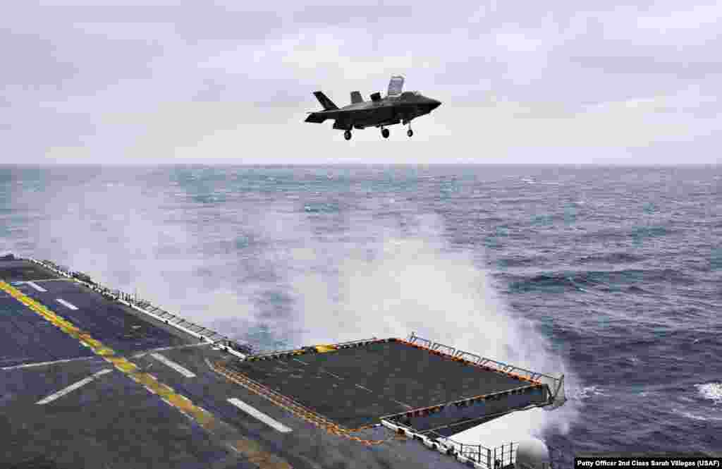 Специальная версия F-35 для авианосцев может садиться вертикально. Но ее создатели столкнулись с многочисленными проблемами, которые всё еще частично не устранены. 