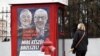 Afiș postat anul trecut, pe o cabină telefonică din Budapesta, cu portretul fostului șef al Comisiei Europene, Jean-Claude Juncker, și al filantropului american de origine maghiară George Soros.
