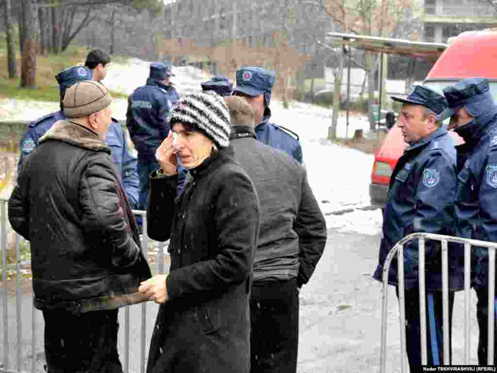 გამოსახლებული დევნილი ქალი - თბილისში დევნილთა გამოსახლების პროცესი განახლდა. ყველაზე დაძაბული სიტუაცია შეიქმნა ბაგების სტუდქალაქში, რომელიც პოლიციელთა ალყაში მოექცა. წინააღმდეგობის გაწევის ბრალდებით სამართალდამცავებმა დააკავეს 10-მდე დევნილი, მათ შორის 4 ქალი.