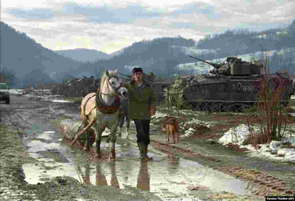Poljoprivrednik u Bosni i Hercegovini vodi konja u blizini američke ambasade u blizini Tuzle, 7. januar 1996. godine