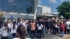 Studenții și sindicaliștii sârbi protestează la Belgrad pe 1 mai, marcând Ziua Muncii și șase luni de la prăbușirea acoperișului gării din Novi Sad, care a ucis 16 persoane.
