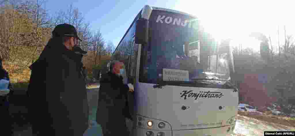 Nakon dana smrzavanja na snijegu i pod otvorenim nebom prvi autobusi za izmještanje migranata iz neuslovnog kampa "Lipa" stigli su na lice mjesta. 
