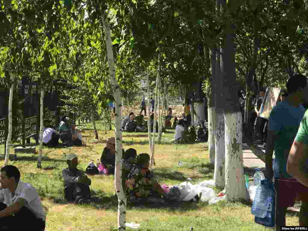 Привезенные в Шымкент жители Арыси рядом с мечетью "Акмешит".