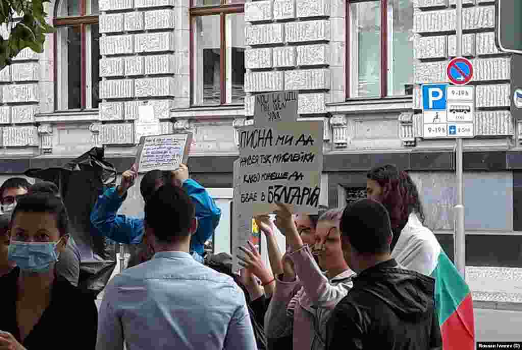 "Писна ми да живея тук, мислейки какво можеше да бъде в България", пише на плакат, носен от протестираща в Берлин.